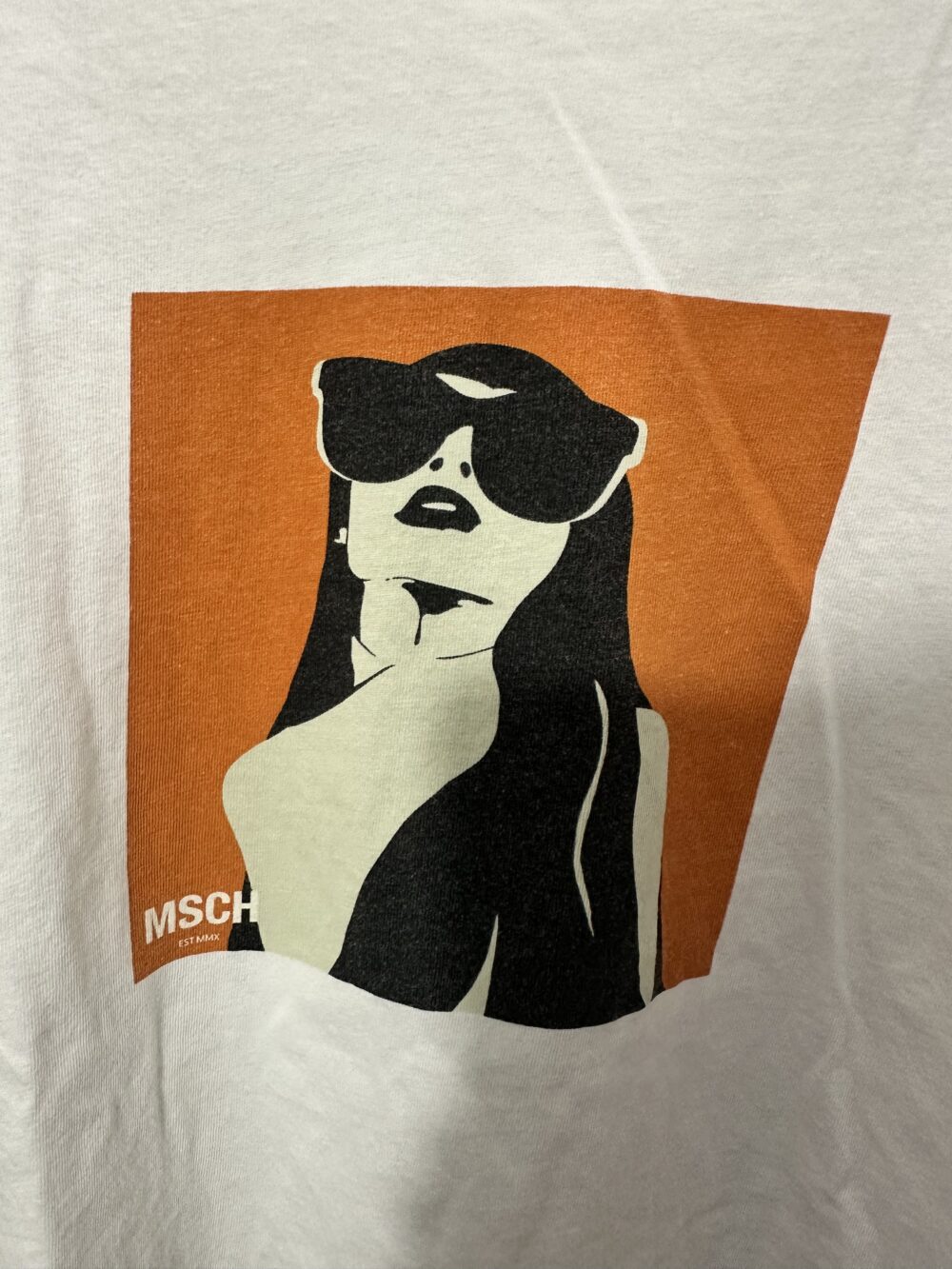 T-shirt z graficzną damą z lat 2000 – MSCH Copenhagen