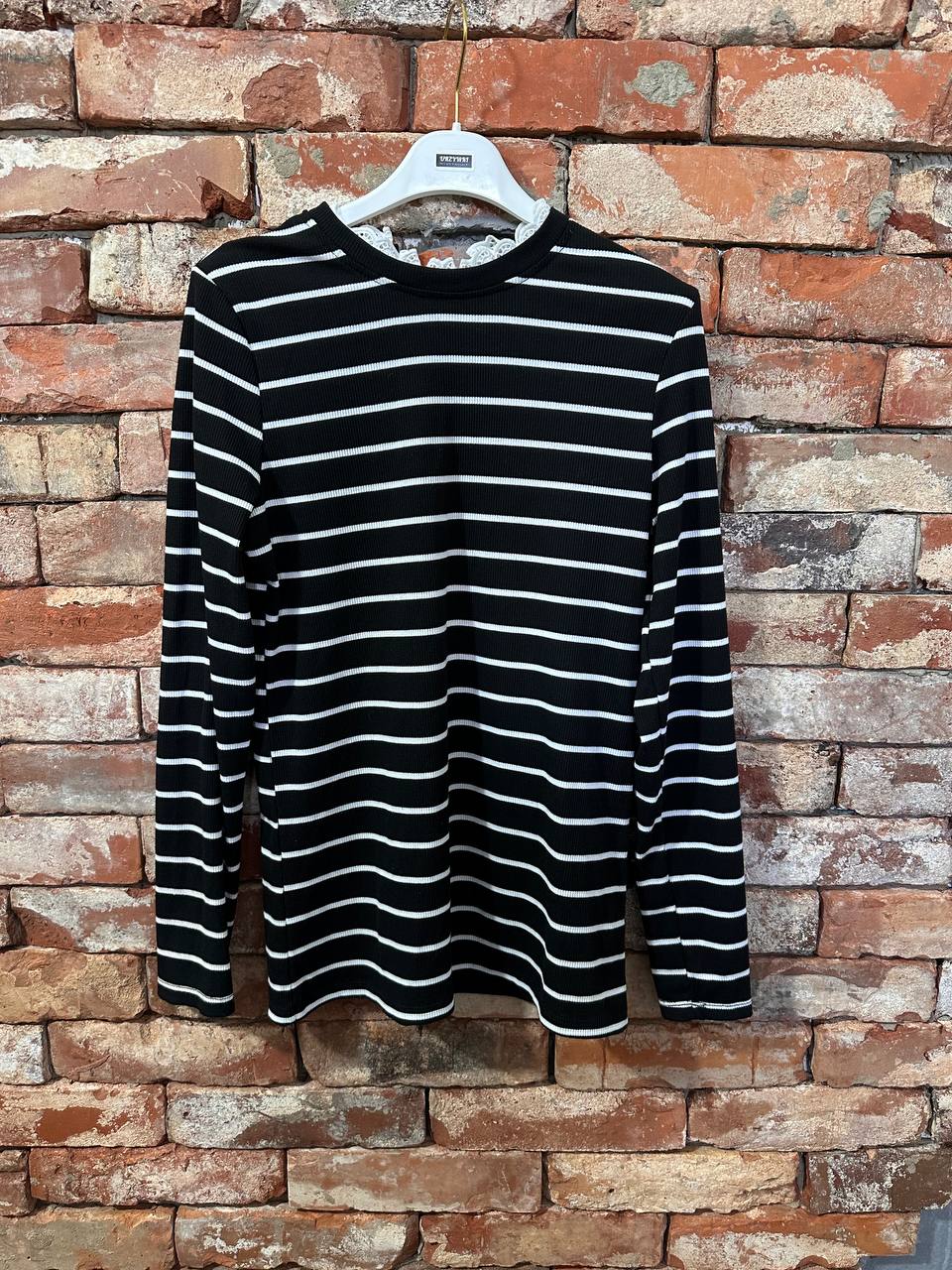 Czarna bluzka w paski z koronką – PAPAYA