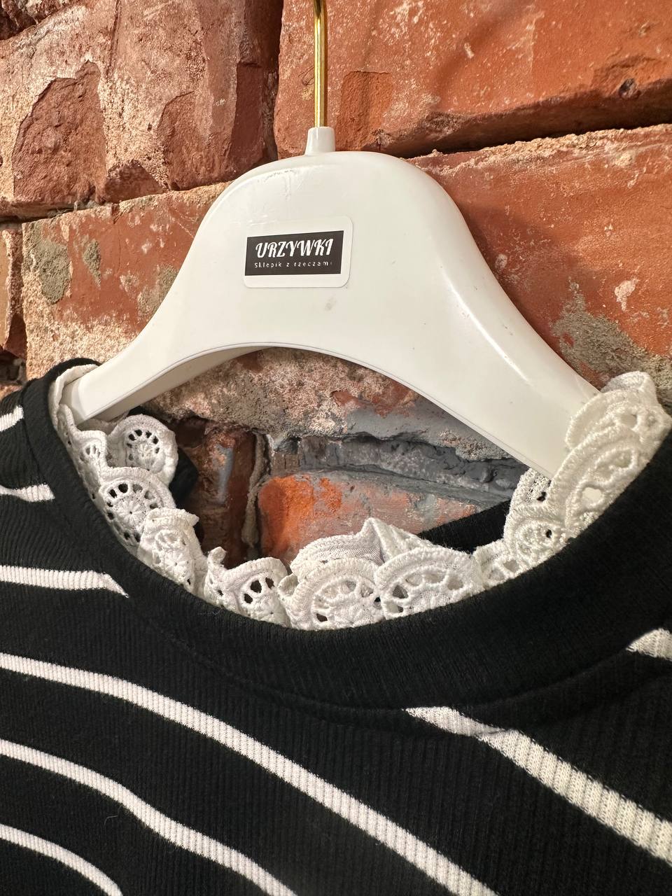 Czarna bluzka w paski z koronką – PAPAYA