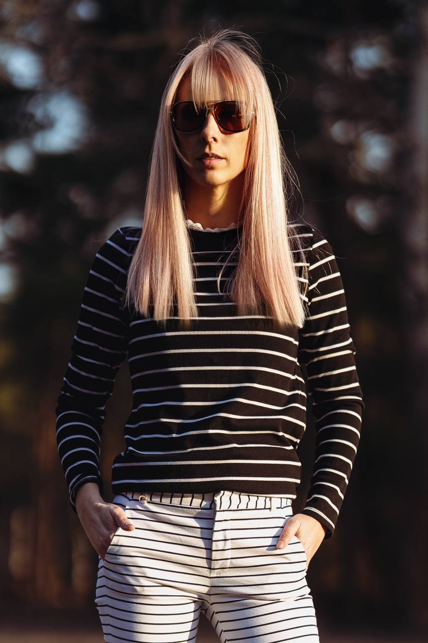 Czarna bluzka w paski z koronką – PAPAYA