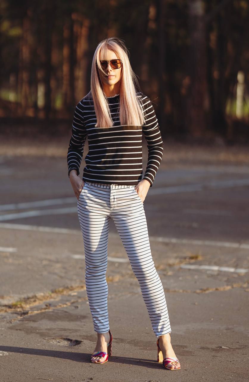 Czarna bluzka w paski z koronką – PAPAYA