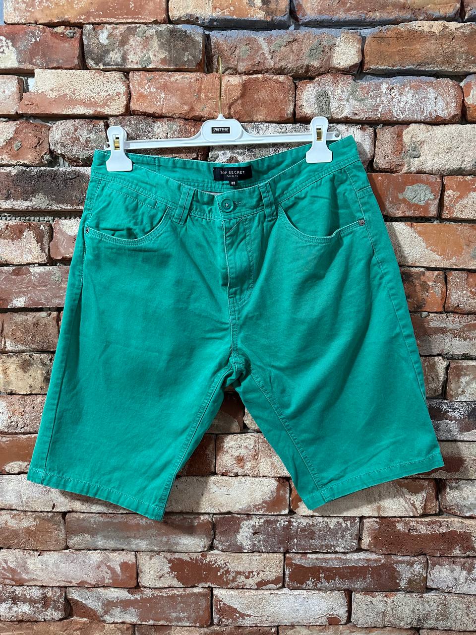 Zielone szorty TOP SECRET – klasyka z nutą mięty