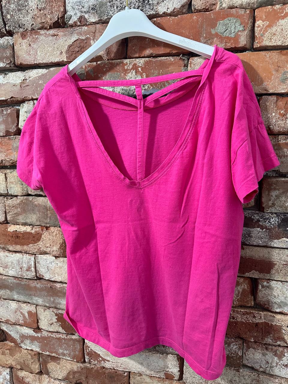 Różowy t-shirt z ozdobnym tyłem – TOP SECRET