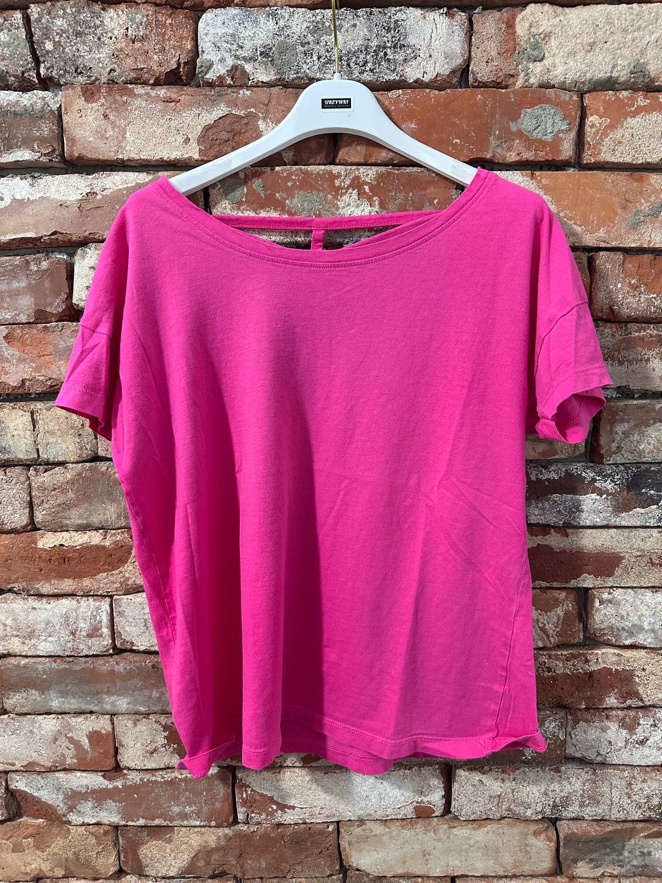 Różowy t-shirt z ozdobnym tyłem – TOP SECRET