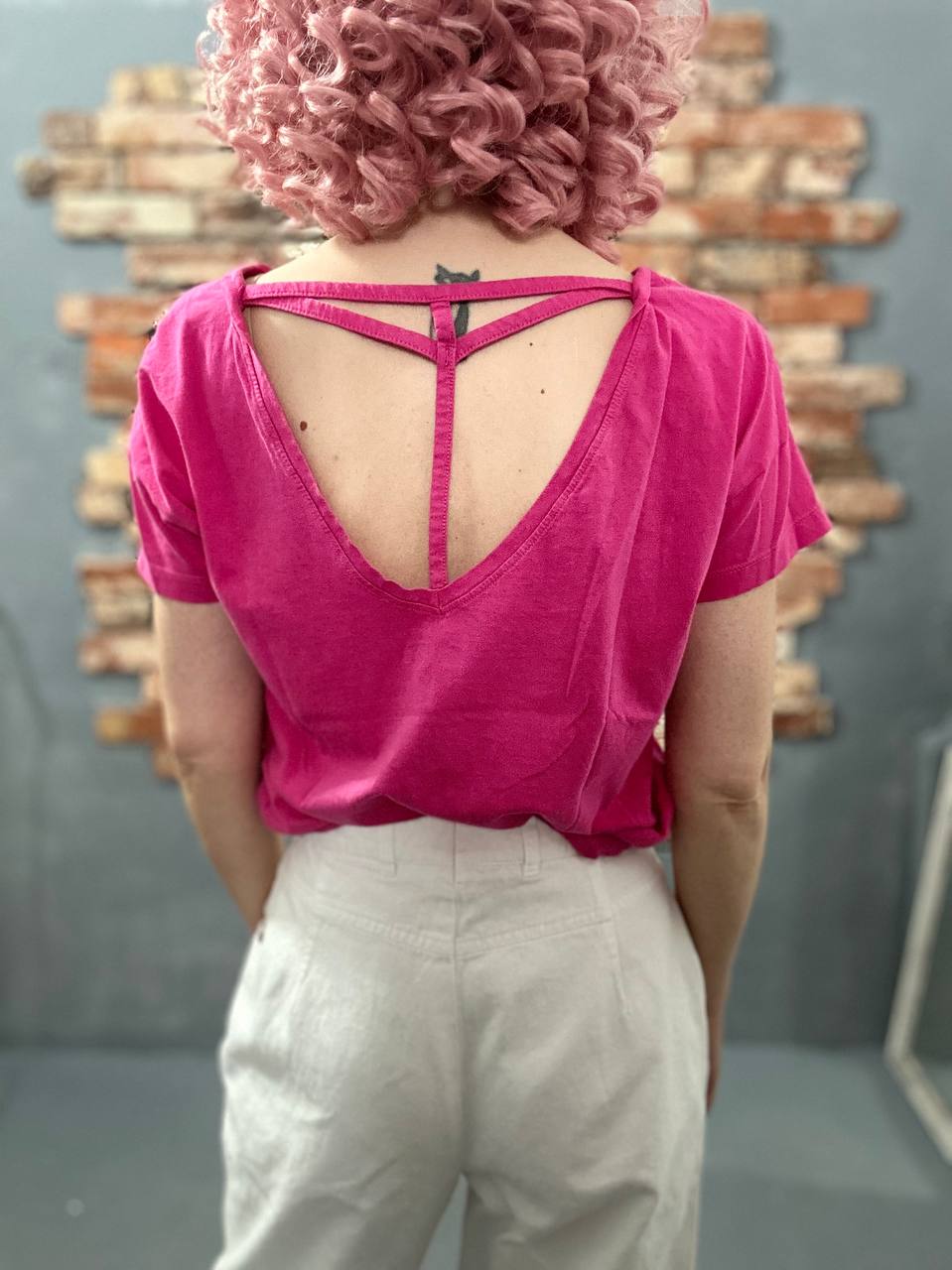 Różowy t-shirt z ozdobnym tyłem – TOP SECRET