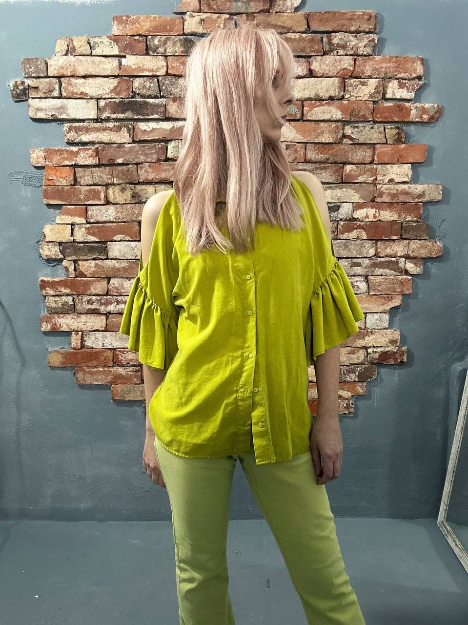 Limonkowa koszula z odkrytymi ramionami – RESERVED
