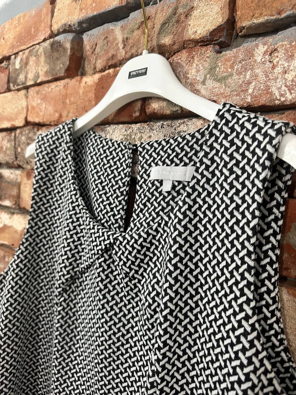 Czarno-biała sukienka w jodełkę – Red Herring