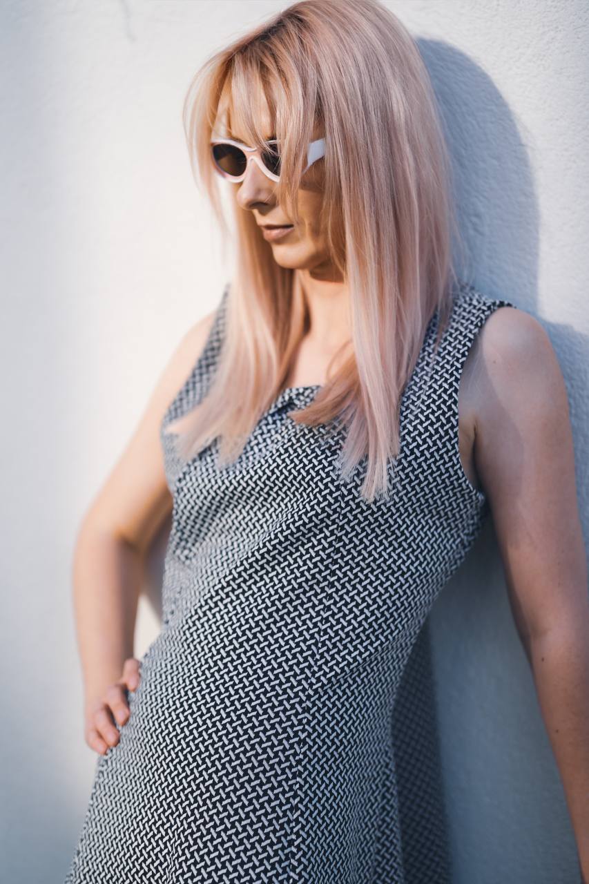 Czarno-biała sukienka w jodełkę – Red Herring