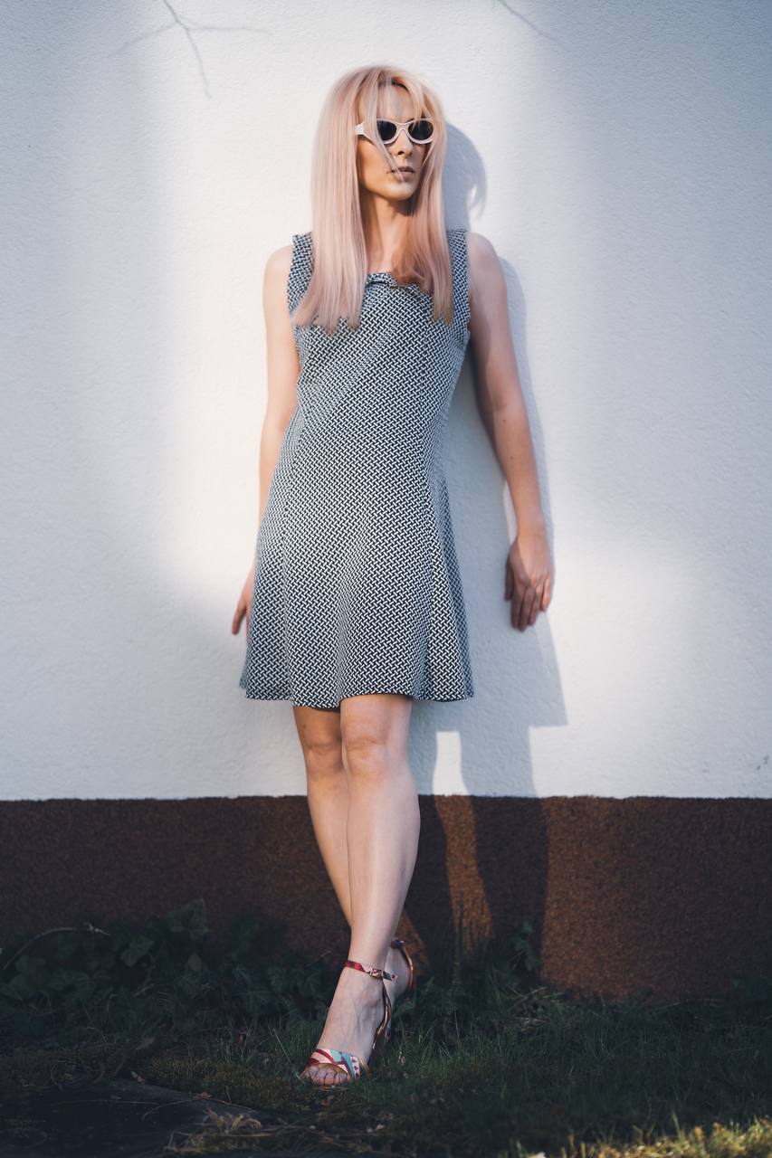 Czarno-biała sukienka w jodełkę – Red Herring