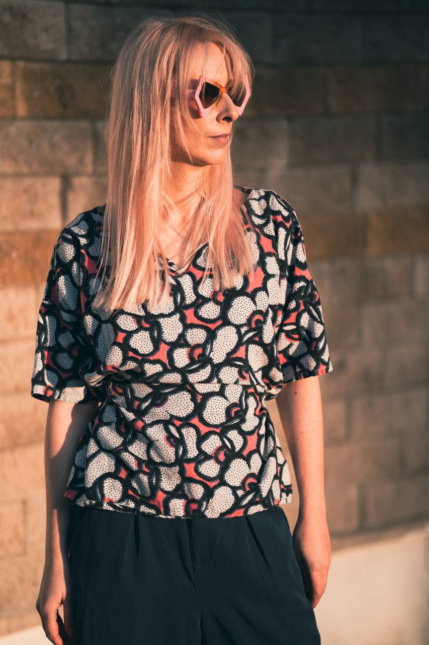 Tytuł: Bluzka w kwiaty (chyba) – Thought