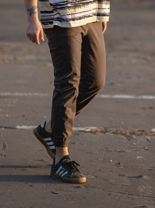 Chinosy CINQUE – grafitowy klasyk do wszystkiego