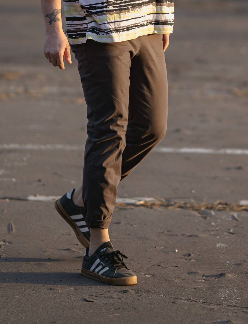 Chinosy CINQUE – grafitowy klasyk do wszystkiego