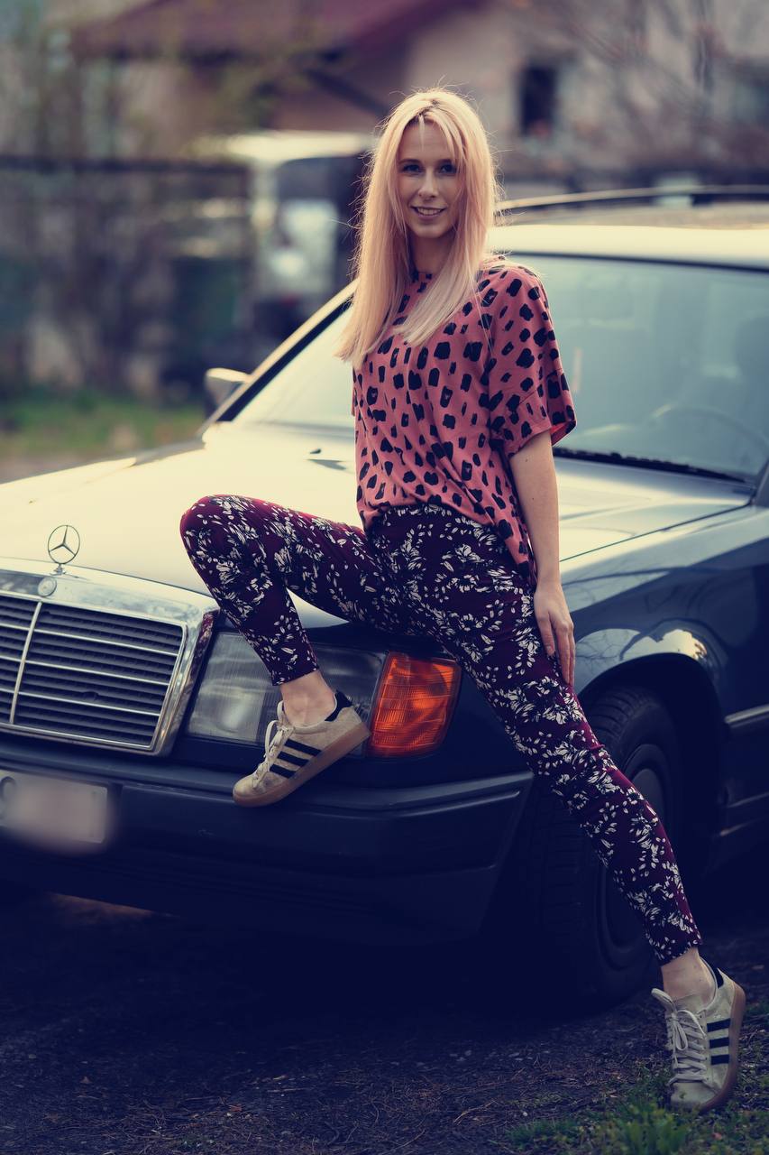 Spodnie w kwiaty bakłażanowo-śliwkowe – Atmosphere