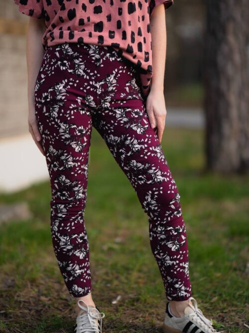 Spodnie w kwiaty bakłażanowo-śliwkowe – Atmosphere