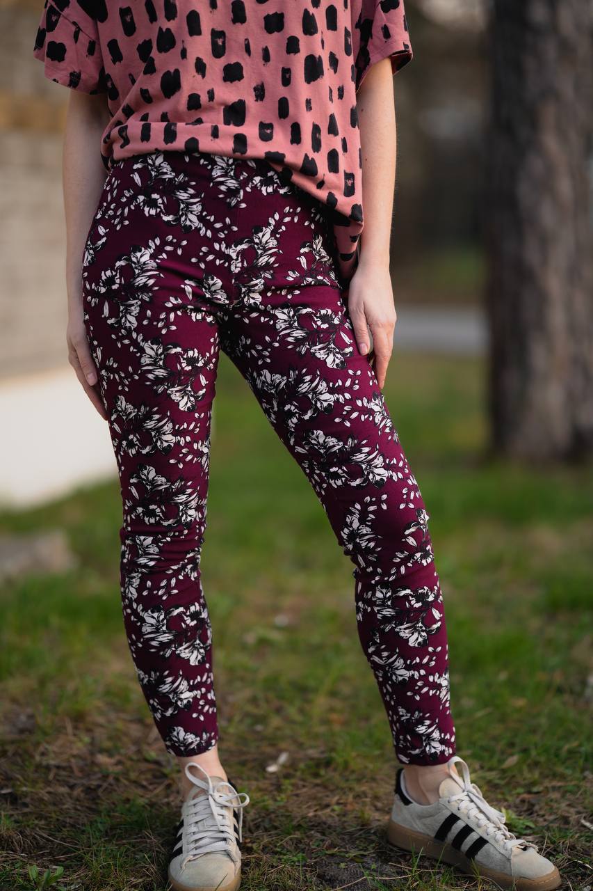 Spodnie w kwiaty bakłażanowo-śliwkowe – Atmosphere