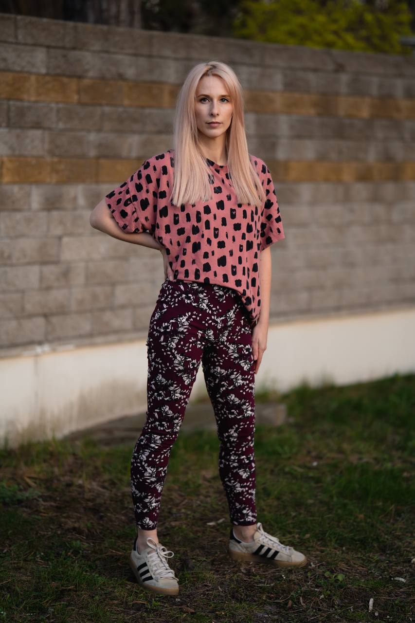 Spodnie w kwiaty bakłażanowo-śliwkowe – Atmosphere