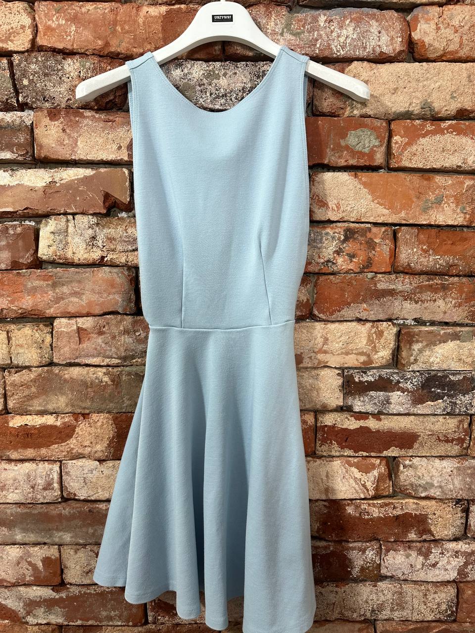 Błękitna sukienka mini z dekoltem na plecach