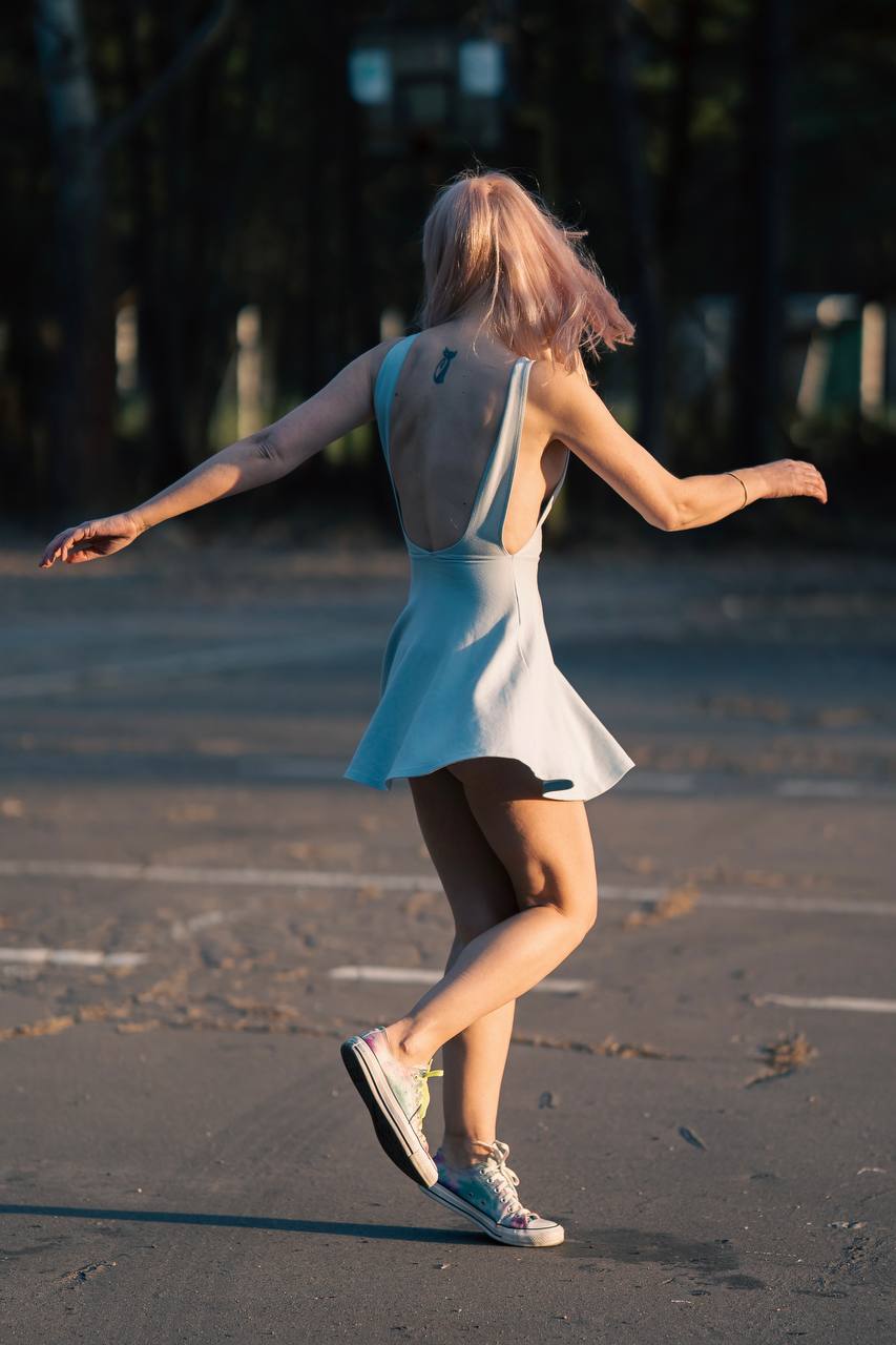 Błękitna sukienka mini z dekoltem na plecach