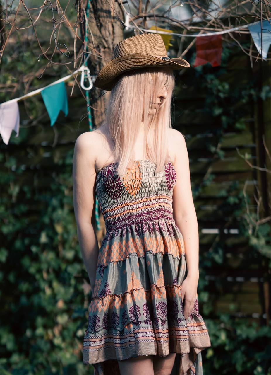 Sukienka z ogonem — jedwabna podróż na własnych zasadach