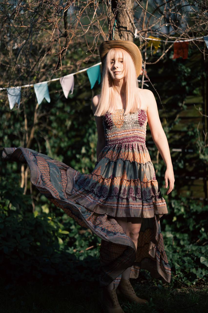 Sukienka z ogonem — jedwabna podróż na własnych zasadach