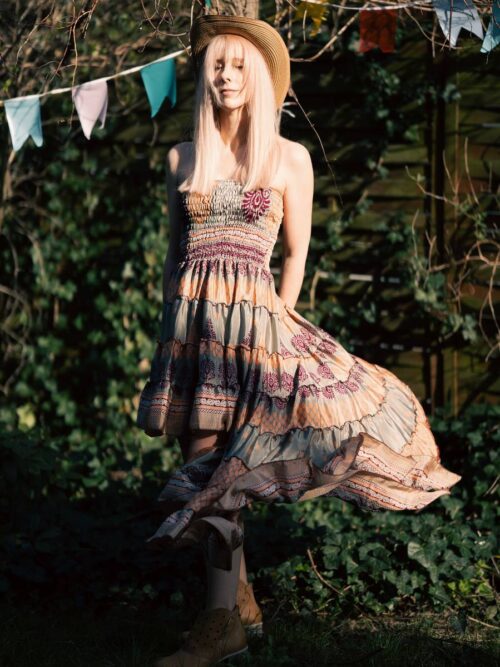 Sukienka z ogonem — jedwabna podróż na własnych zasadach