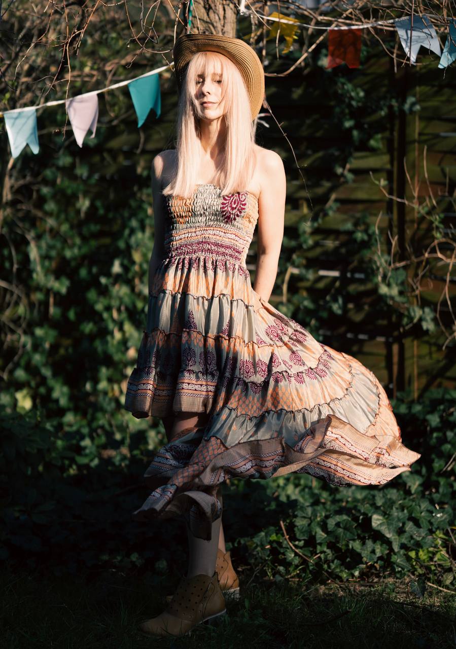 Sukienka z ogonem — jedwabna podróż na własnych zasadach