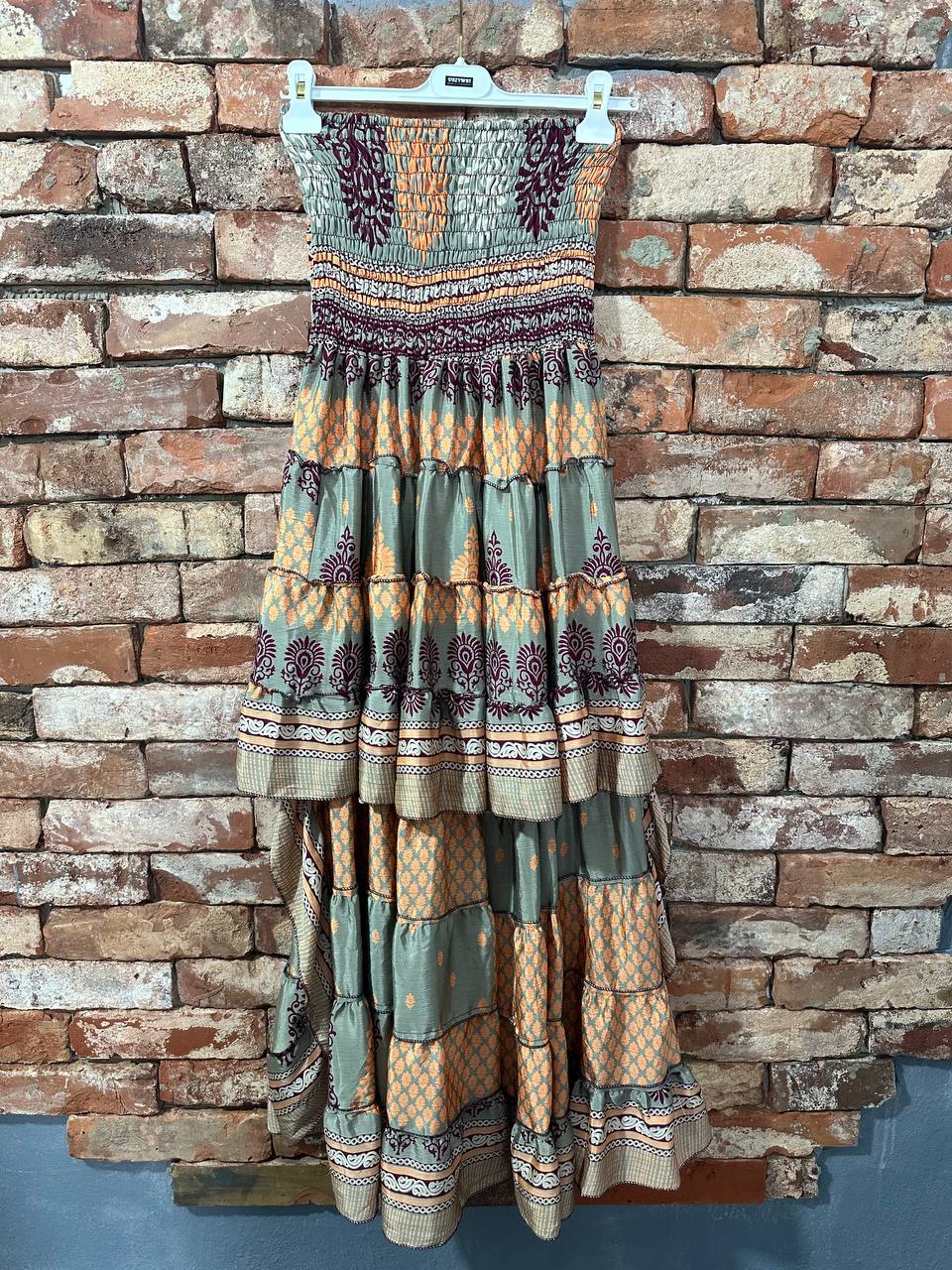 Sukienka z ogonem — jedwabna podróż na własnych zasadach