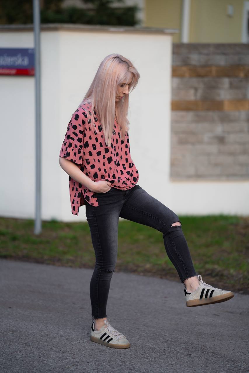 Czarne jeansy z dziurami Top Secret