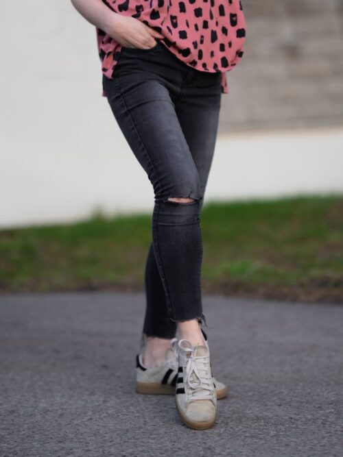 Czarne jeansy z dziurami Top Secret