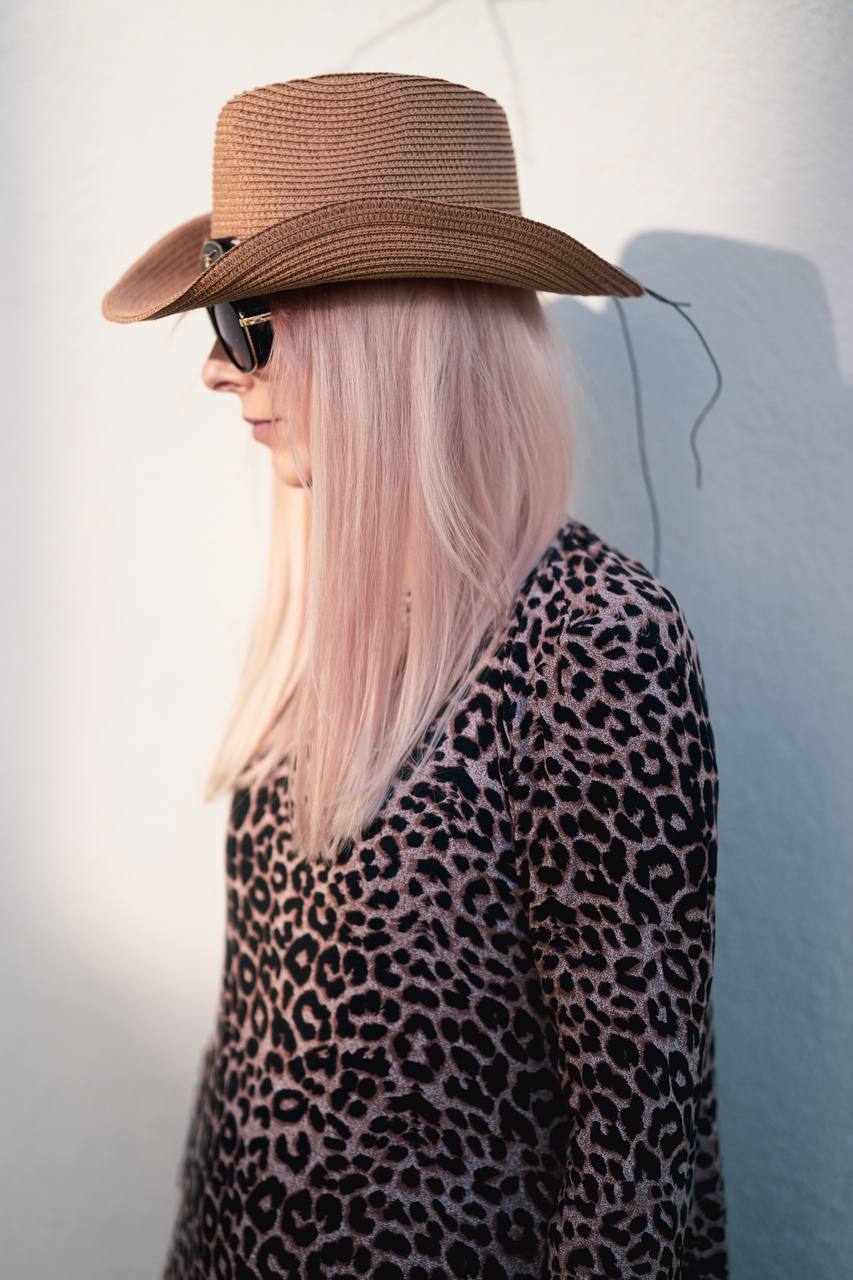 Sukienka w ciemniejszą panterkę (Nouvelle Collection)