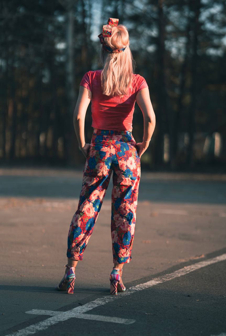 Spodnie w kwiaty Zara