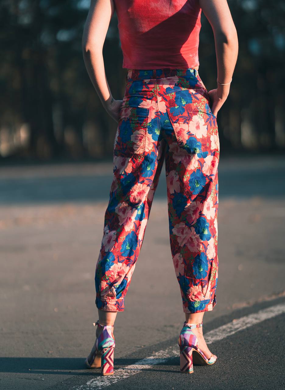 Spodnie w kwiaty Zara