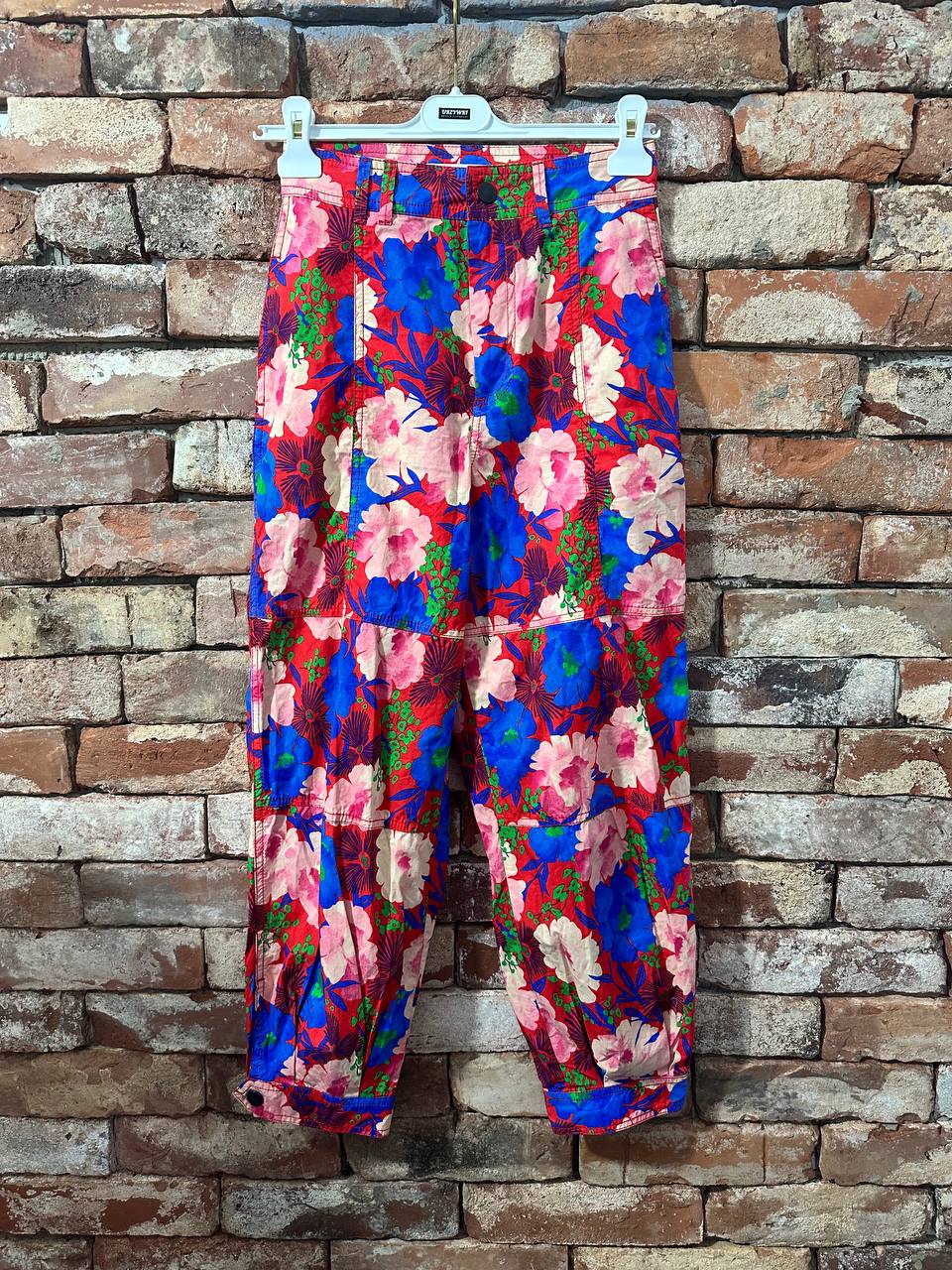 Spodnie w kwiaty Zara