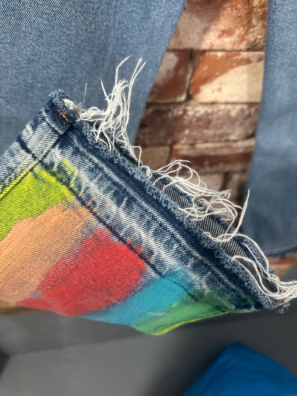 Tęczowe jeansy UNQE DENIM