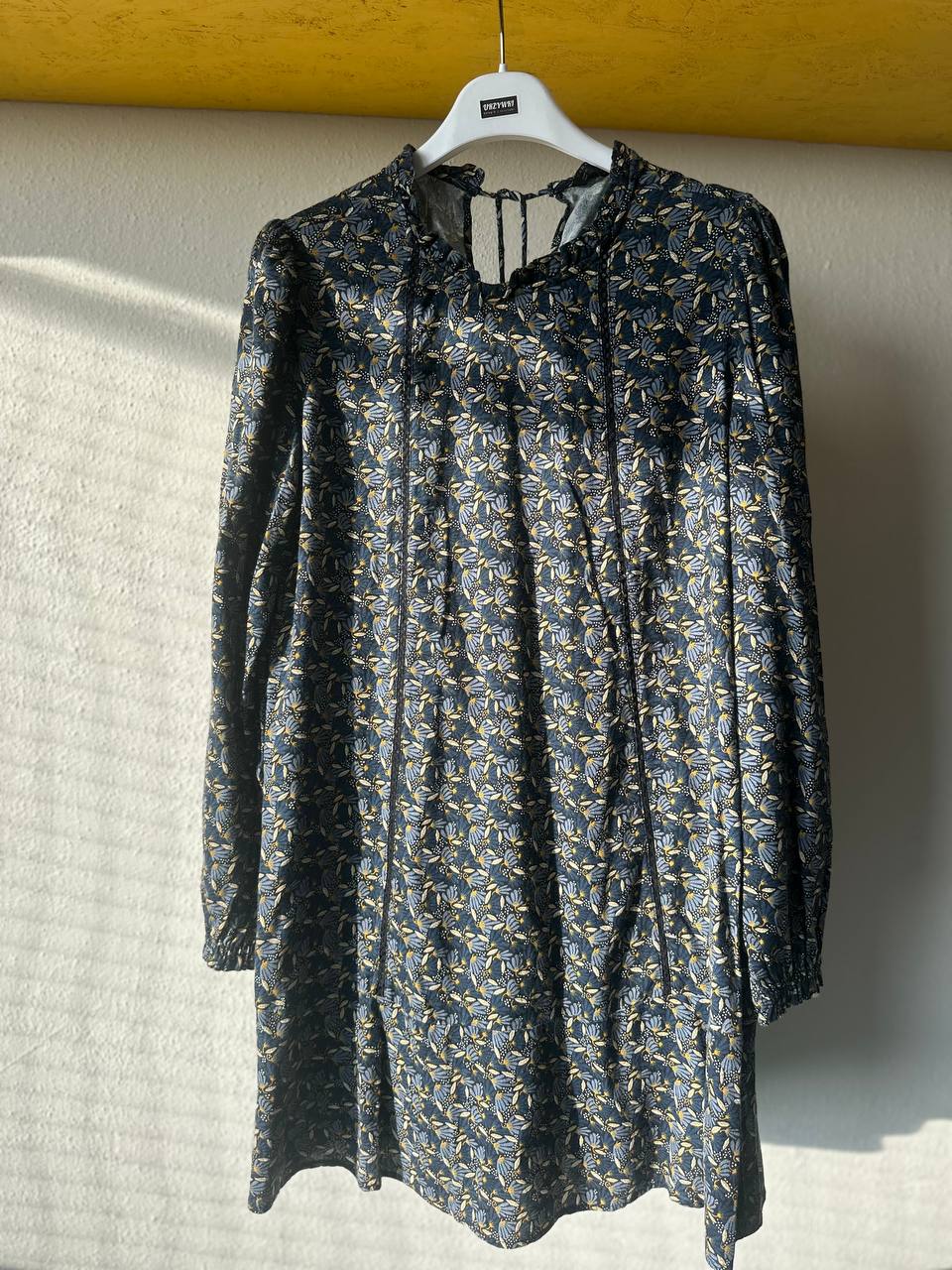 Sukienka w drobne kwiatki Zara